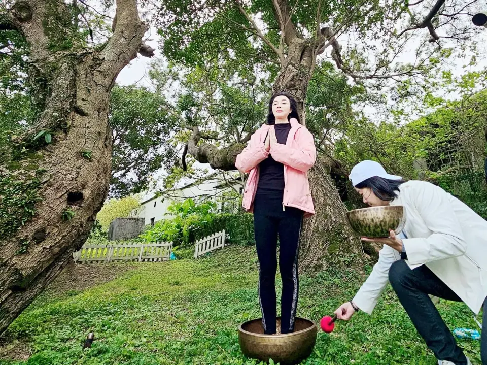 老師在樹下敲響頌缽
