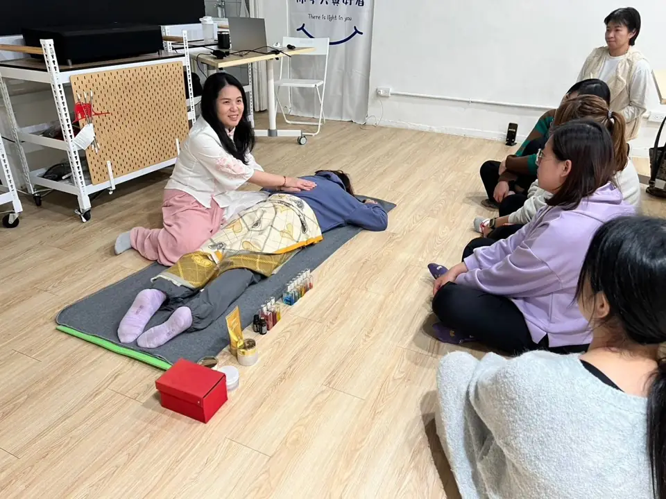 室內的小組分享時刻