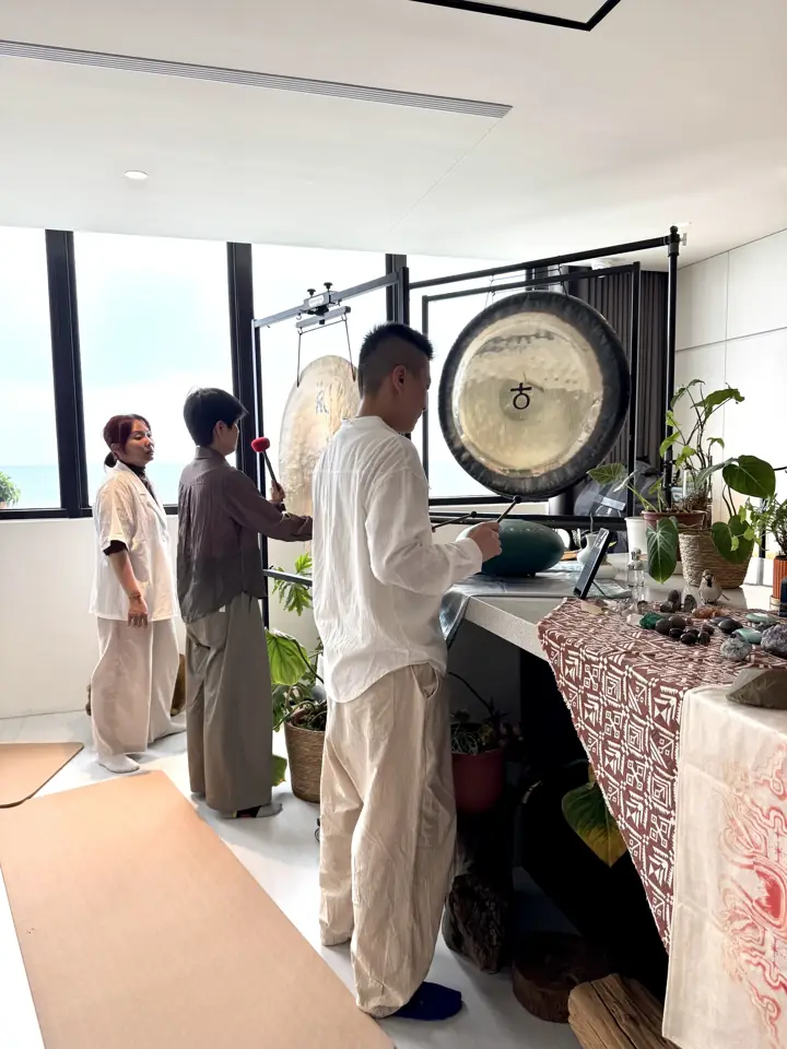 銅鑼前的能量聲波調頻