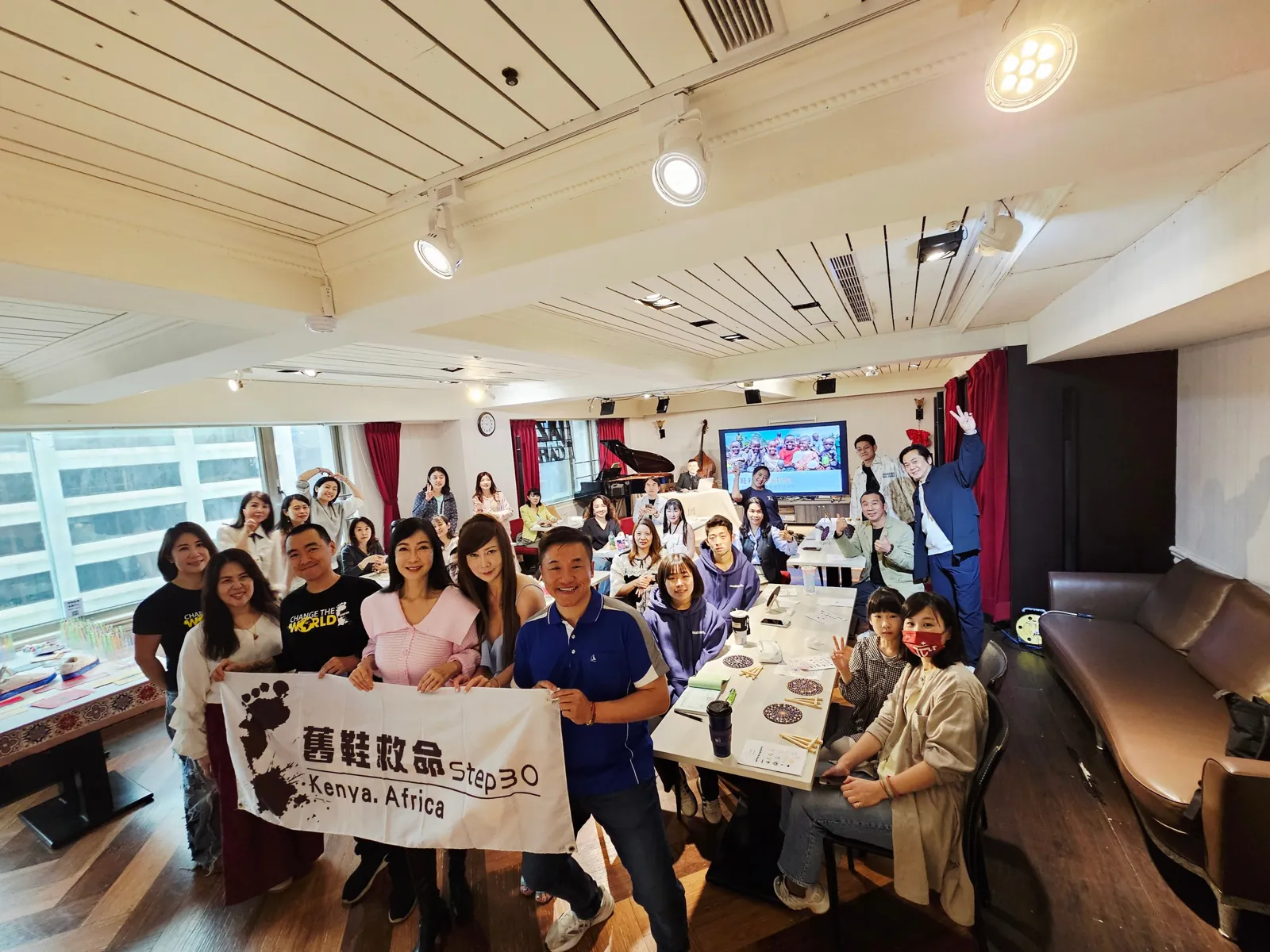 星光來了團隊與合作夥伴在活動現場合影